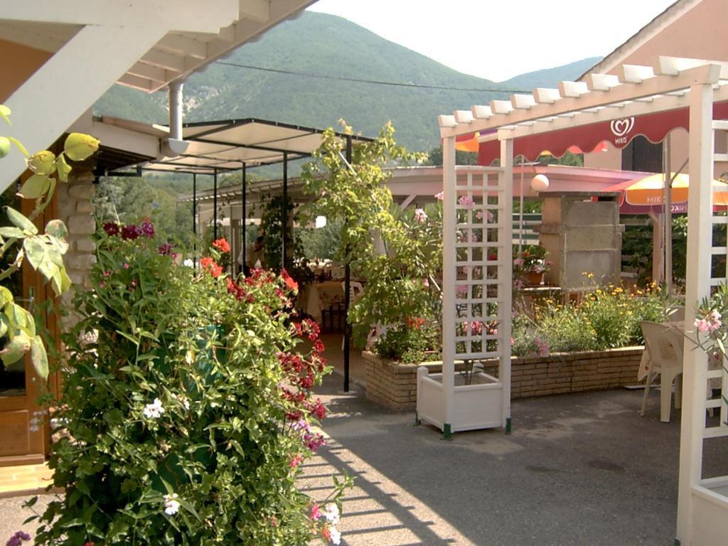 Logis Hotel Le Relais Du Serre Дюлефи Екстериор снимка