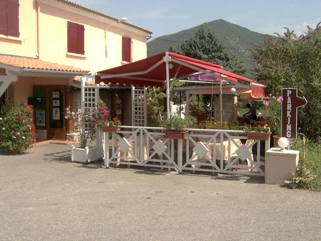 Logis Hotel Le Relais Du Serre Дюлефи Екстериор снимка