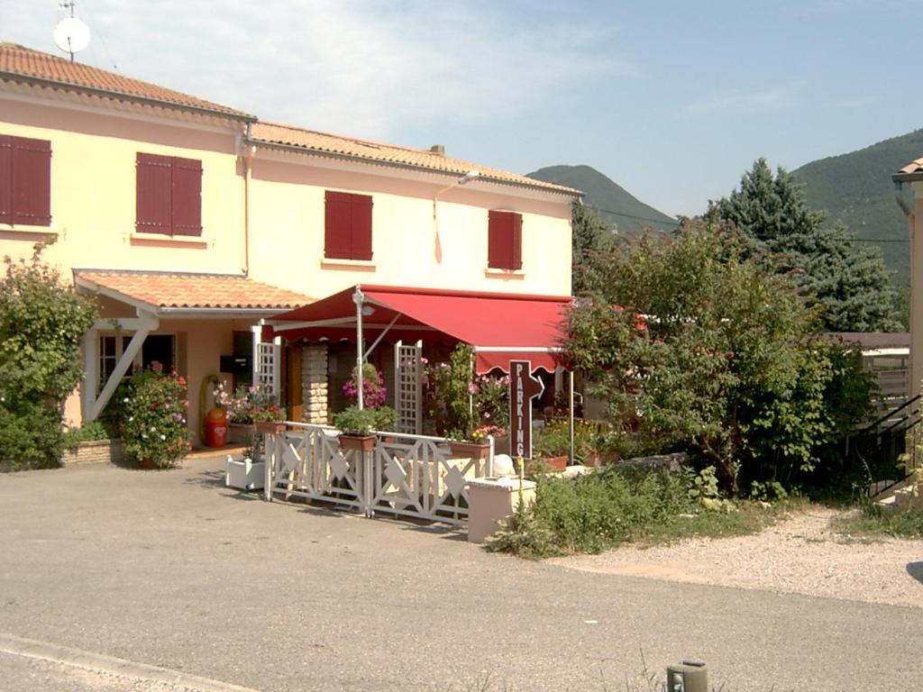 Logis Hotel Le Relais Du Serre Дюлефи Екстериор снимка